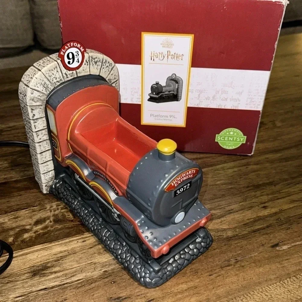 NWT SCENTSY Harry Potter Platform 9 3/4 Full Size Wax Melt Warmer Plug In
